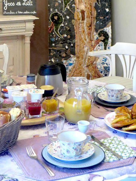 un grand déjeuner est servi chaque matin