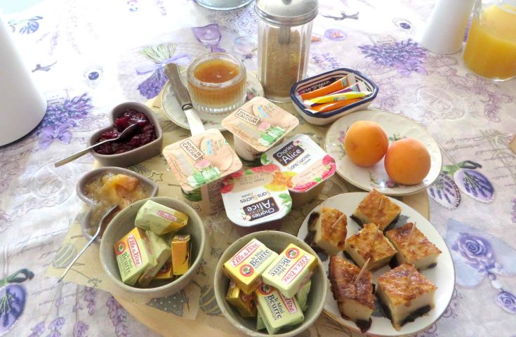 un petit déjeuner copieux est compris avec la location de la chambre