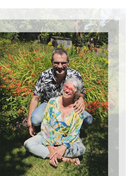 Le hotes, yves et lili, accueillent les voyageurs dans leurs chambres d'hotes