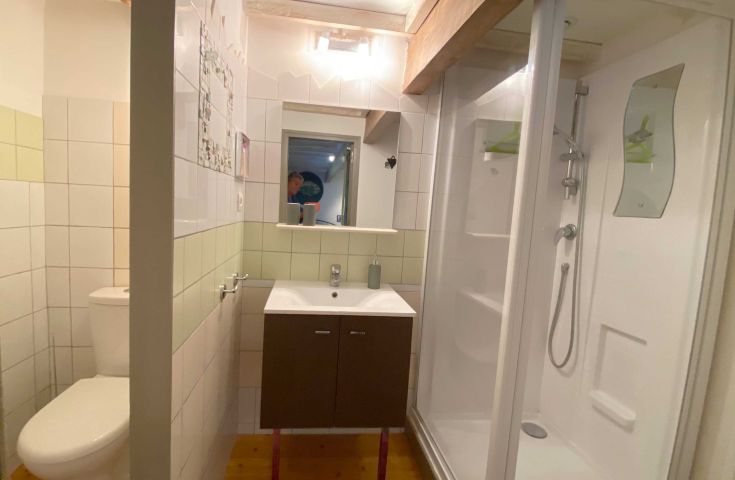 salle d'eau avec Douche et WC